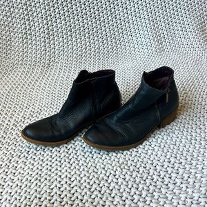 Kensie black leather zip up boots size 8 M